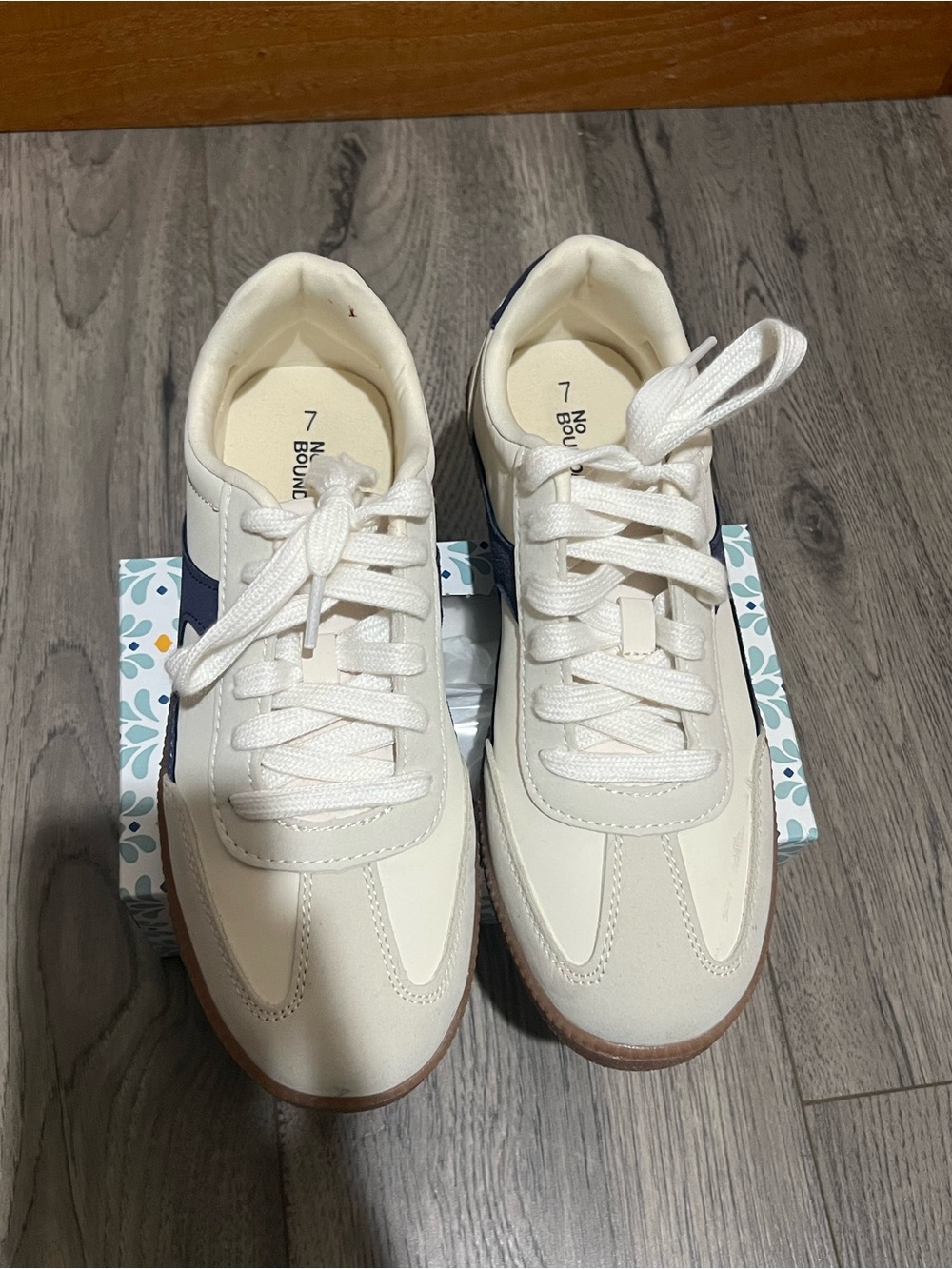 No Boundaries Women’s Cream & Navy Retro Sneakers - Size 7 - Picture 3 of 4